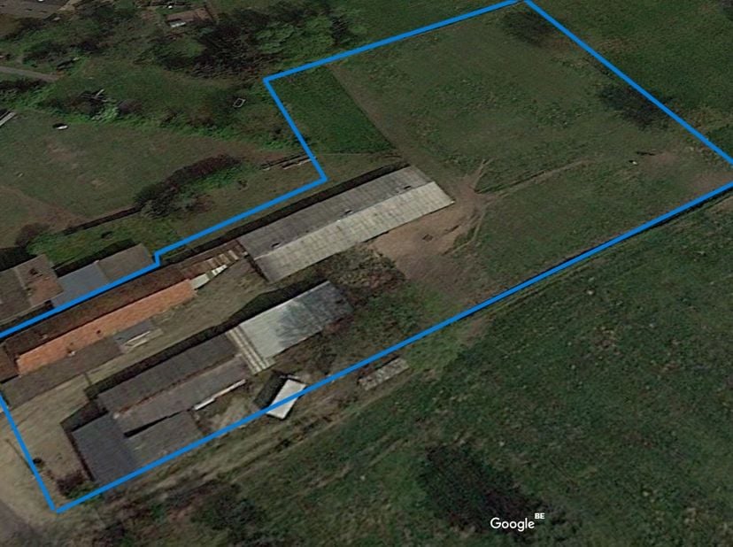 Net buiten het centrum van Zutendaal, aan de rand van het bos, ligt deze charmante hoevewoning. De ligging combineert rust, natuur en privacy met vlot